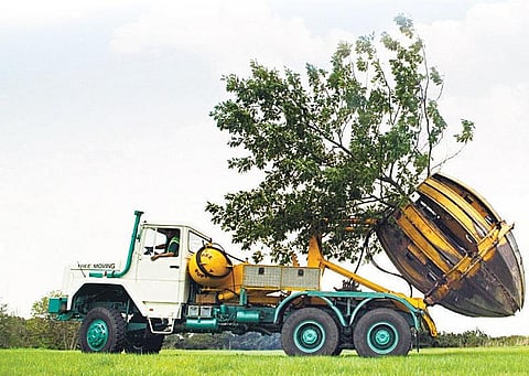 மரங்களை இடம்மாற்றும் எந்திரம்