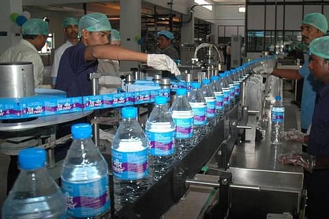 தரமற்ற குடிநீரை வழங்கியதாக குற்றச்சாட்டு: ரயில்வே முன்னாள் ஊழியர்கள் இருவருக்கு எதிராக சிபிஐ வழக்கு