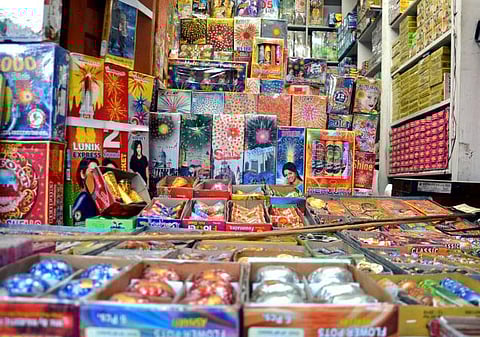 சீனப் பட்டாசுகளை கண்டுபிடித்து அழிக்க தனிப்படை அமைக்க வேண்டும்: சென்னை உயர் நீதிமன்றம் உத்தரவு