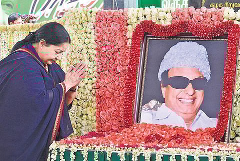 கோத்தகிரியில் அதிமுக நிறுவன நாள் விழா: எம்ஜிஆர் படத்துக்கு ஜெயலலிதா மரியாதை