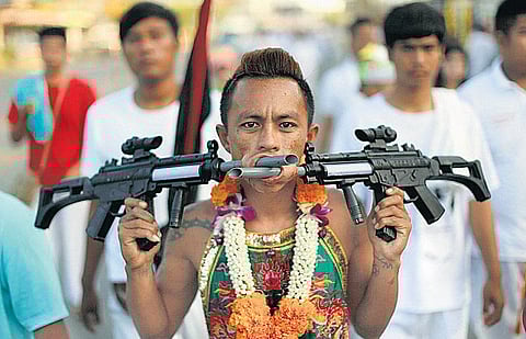 தாய்லாந்தின் புக்கட் தீவில் உள்ள சீன கோயிலில் அலகு குத்தும் திருவிழா