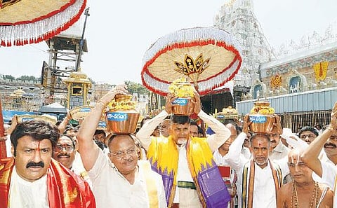 தலைநகர் அமராவதி கட்டுமான பணிகள் தடங்கலின்றி நடைபெற திருப்பதியில் ஏழுமலையானை தரிசித்த சந்திரபாபு நாயுடு