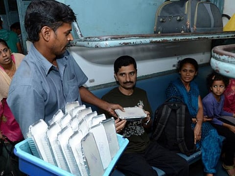 45 ரயில் நிலையங்களில் இ-கேட்டரிங் வசதி அறிமுகம்: ஆர்டர் செய்தால் குறிப்பிட்ட நிலையத்தில் 2 மணி நேரத்தில் உணவு கிடைக்கும்