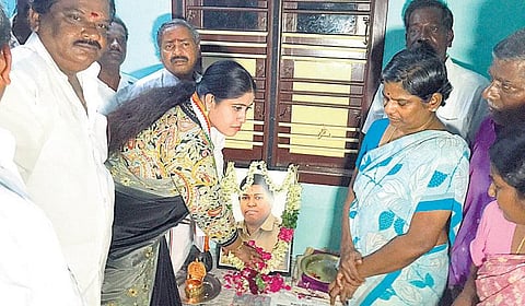 டிஎஸ்பி விஷ்ணுபிரியா தற்கொலை வழக்கை உச்சநீதிமன்ற கண்காணிப்பில் விசாரிக்க வேண்டும்: விஜயதாரணி எம்எல்ஏ வலியுறுத்தல்