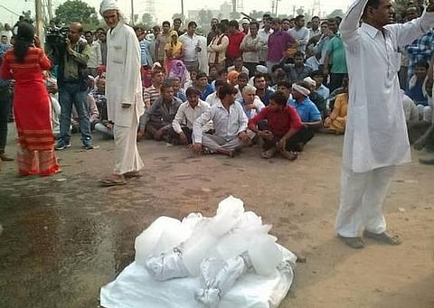 நீதி கோரி ஹரியாணா தலித் குடும்பத்தினர் சாலை மறியல்: குழந்தைகள் சடலங்களுடன் போராட்டத்தில் ஈடுபட்டதால் பரபரப்பு