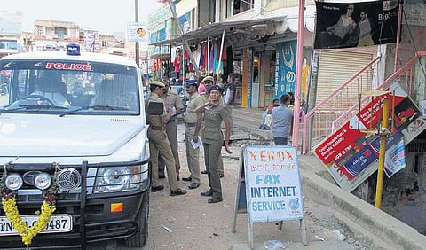 ஓசூர் அருகே கெலமங்கலத்தில் பதற்றம்: மொகரம் ஊர்வலத்தில் கல்வீச்சு, தடியடி- 4 மாவட்ட போலீஸ் குவிப்பு