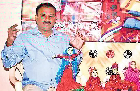 நீர்நிலைகளோடு, கலையையும் காப்பாற்றும் முயற்சி: ஆறு, குளங்களைக் காக்க பொம்மலாட்டப் பிரச்சாரம் - ஊர் ஊராகச் செல்லும் கோவை ஆசிரியர்