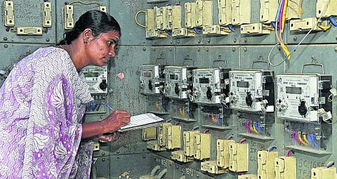மின் கணக்கீட்டாளர்கள் பற்றாக்குறையால் கூடுதல் கட்டணம் செலுத்தும் நுகர்வோர்கள்