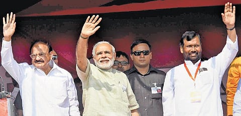 பிஹார் இளைஞர்கள் புலம் பெயர லாலுவும் நிதிஷும்தான் காரணம்: தேர்தல் பிரச்சாரத்தில் பிரதமர் மோடி தாக்கு