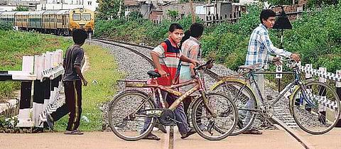 ஆளில்லா ரயில்வே கேட்டில் விபத்தை தடுக்க ரயில் வரும்போது எச்சரிக்கை விடுக்க புதிய கருவி