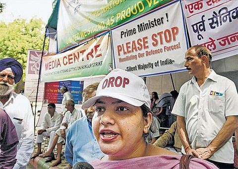 பிரதமருக்கு ரத்தக் கையெழுத்து மனு அனுப்பும் முன்னாள் ராணுவ வீரர்கள்