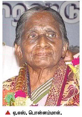 மதுரை அரசு ராஜாஜி மருத்துவமனையில் 2 வாரமாக சிகிச்சை பெறும் ஏ.எஸ். பொன்னம்மாள்: கண்டுகொள்ளாத தமிழக காங்கிரஸ் தலைவர்கள்