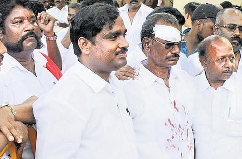 தமிழக வாழ்வுரிமை கட்சியினர் மீது தாக்குதல்: போலீஸார் மீது நடவடிக்கை கோரி டிஜிபியிடம் வேல்முருகன் மனு