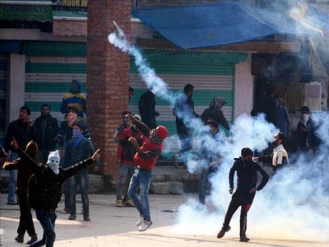 லஷ்கர் தீவிரவாதி அபு காசிம் கொலையைக் கண்டித்து ஆர்ப்பாட்டம்: காஷ்மீரில் வன்முறையால் பதற்றம்