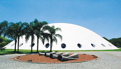 நவீன சிற்பு ஆஸ்கர் நிமாயார்: ஒரு கம்யூனிஸ்ட் கட்டிடக் கலைஞர்