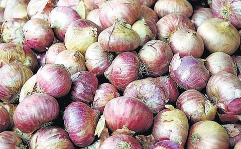 பருப்புக்கு போட்டியாக உயரும் வெங்காய விலை: கர்நாடகாவில் உற்பத்தி குறைவால் வரத்து குறைந்தது