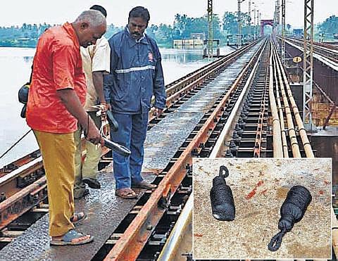 காவிரி ரயில்வே பாலத்தில் மர்மப் பொருள்: பள்ளிபாளையத்தில் பரபரப்பு