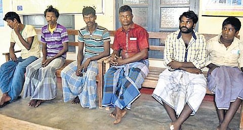 இலங்கை கடற்படை தொடர்ந்து அட்டூழியம்: 15 வயது சிறுவன் உட்பட ராமேசுவரம் மீனவர் 6 பேர் சிறைபிடிப்பு