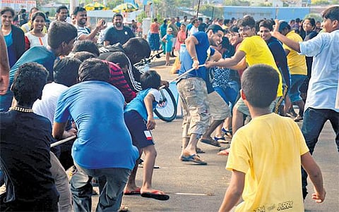 எலியட்ஸ் கடற்கரையில் கார்கள் இல்லாத ஞாயிறு விழா: பாரம்பரிய விளையாட்டுகள் விளையாடும் சூழலை ஏற்படுத்த கோரிக்கை