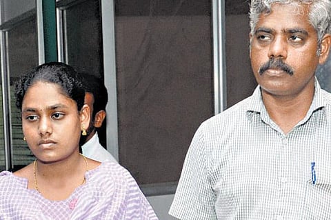 சட்டக் கல்லூரி மாணவி நந்தினிக்கு வீட்டுச் சிறை