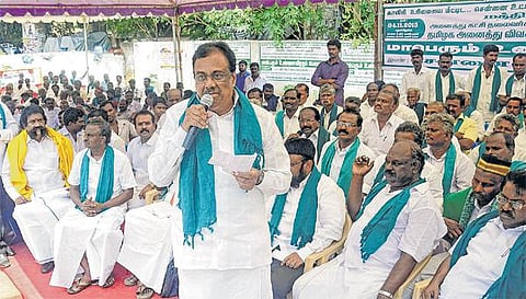 காவிரியிலிருந்து தண்ணீர் திறந்துவிடக் கோரி சென்னையில் விவசாயிகள் உண்ணாவிரதம்: பல்வேறு கட்சித் தலைவர்கள் பங்கேற்பு