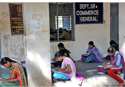 சென்னை: பள்ளி கட்டிடத்தில் அரசு கல்லூரி இயங்கும் அவலம்