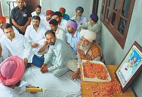 பெரு முதலாளிகளுக்கு சிவப்புக் கம்பள வரவேற்பு கிடைக்கிறது, விவசாயிகளுக்கு வங்கிக் கதவு திறப்பதில்லை: மோடி அரசு மீது ராகுல் காந்தி குற்றச்சாட்டு