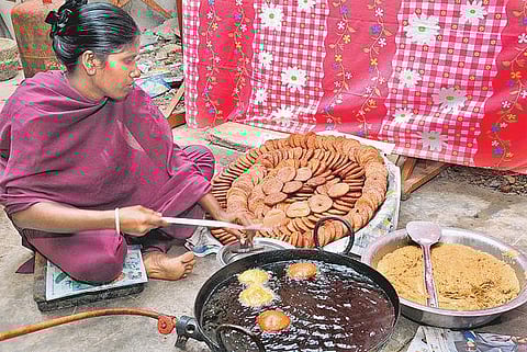 பெண் எனும் பகடைக்காய்: பண்டிகை நாட்களிலும் குறையாத பெண் உழைப்பு