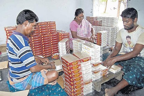 5 லட்சம் தொழிலாளர்களை வாழவைக்கும் சிவகாசி பட்டாசு தயாரிப்பு தொழில்: சீன பட்டாசுகளை தவிர்க்க உழைப்பாளிகள் வேண்டுகோள்