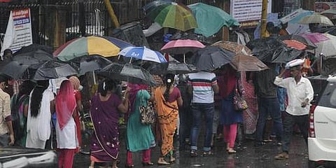 மழையால் தீபாவளி விற்பனை மந்தம்: வியாபாரிகள் கவலை