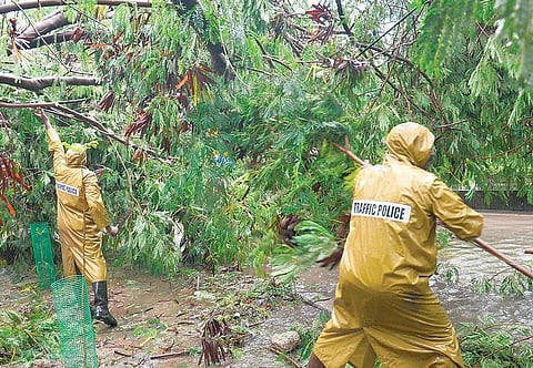 மரங்கள், மின் கம்பங்கள் சாய்ந்தன.. மின் விநியோகம் பாதிப்பு: ஒருநாள் மழைக்கே வெள்ளக் காடான சென்னை- சுவர் இடிந்து விழுந்து 2 வயது குழந்தை பலி