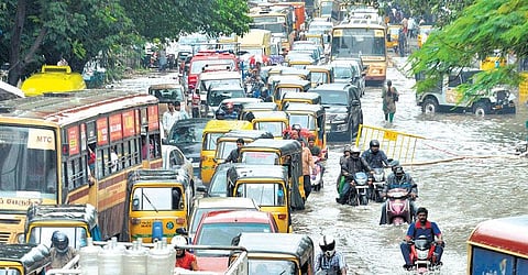 கனமழையால் சாலை, தண்டவாளத்தில் வெள்ளம்: பஸ், ரயில் போக்குவரத்து கடும் பாதிப்பு