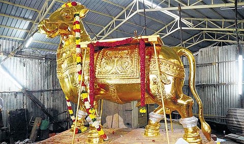 அண்ணாமலையார் அமர்ந்து வரும் ரிஷப வாகனத்துக்கு தங்கத் தகடு