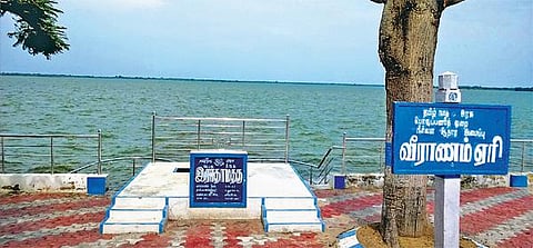 வீராணம் ஏரியை தூர்வாராததால் வெள்ள பாதிப்பு அதிகம்: அரசு ஒதுக்கிய ரூ.40 கோடியை இரண்டு ஆண்டுகளாக கிடப்பில் வைத்த அவலம்