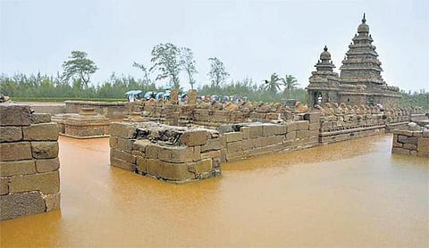 தத்தளிக்கிறது காஞ்சி, திருவள்ளூர் மாவட்டம்: குடியிருப்புகள், சாலைகளை ஆக்கிரமித்த மழைநீர் - 3 நதிகளில் கரைபுரண்டு ஓடும் வெள்ளம்