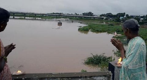 பாலாற்றில் 10 ஆண்டுக்கு பிறகு வெள்ளப்பெருக்கு: வேலூர் மக்கள் மகிழ்ச்சி