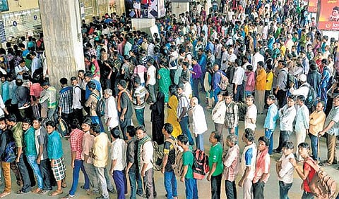 கனமழையால் கட்டுமான பணிகள் பாதிப்பு: சொந்த ஊர் செல்ல ரயில் நிலையத்தில் குவிந்த வடமாநில தொழிலாளர்கள்