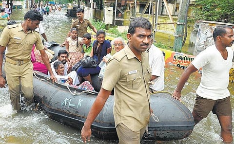 சென்னையில் மழைநீர் சூழ்ந்த பகுதிகளிலிருந்து ஒரே நாளில் 15,000 பேர் மீட்பு