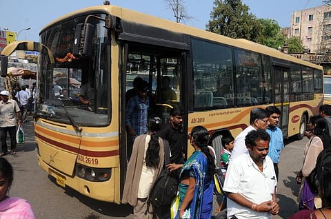 மழையால் சாலைகள் சேதம்: பஸ்களை இயக்குவதில் சிக்கல் நீடிப்பு