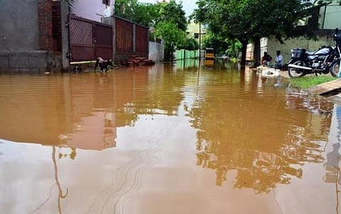 மழையால் நோய் தாக்கும் அபாயம்: காய்ச்சலுக்கு உயர் சிகிச்சை அளிக்க அரசு உத்தரவு