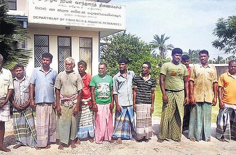 இலங்கை கடற்படையினரால் சிறைபிடிக்கப்பட்ட ராமேசுவரம் மீனவர்கள் 14 பேர் யாழ்ப்பாணம் சிறையில் அடைப்பு