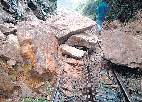 நீலகிரியில் கனமழையால் மண் சரிவு: பாறைகள் விழுந்து மலை ரயில் சேவை ரத்து