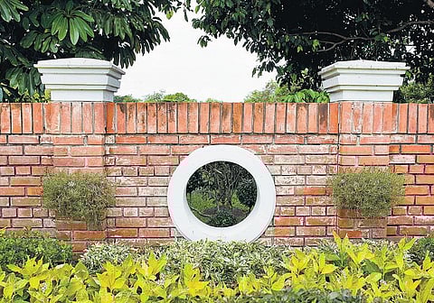 வீட்டைக் காக்கும் சுற்றுச்சுவர்