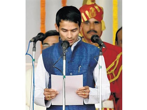அமைச்சர்கள் பதவியேற்பு விழாவில் லாலு மகன் தடுமாற்றம்
