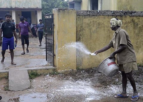 பொதுமக்களுக்கு பிளீச்சிங் பவுடர்களை தாராளமாக வழங்க வேண்டும்: அதிகாரிகளுக்கு அமைச்சர் வேலுமணி அறிவுரை