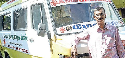 ஆதரவற்ற சடலங்களை அடக்கம் செய்ய 24 மணி நேர இலவச சேவை: மனித நேயத்துடன் உதவும் மதுரை ஆம்புலன்ஸ் ஓட்டுநர்