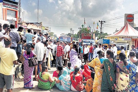 ஆவடி குடியிருப்பு பகுதியில் தேங்கிய மழைநீரை அகற்றக்கோரி மறியல்: 50 பேர் கைது