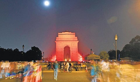 பெண்களுக்கு எதிரான வன்முறையை தடுக்க உலக நினைவுச் சின்னங்களை அலங்கரித்து ஐ.நா. பிரச்சாரம்