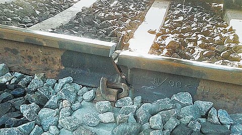 திருப்பூர் - ஊத்துக்குளி தண்டவாளத்தில் மீண்டும் விரிசல்: பெரும் விபத்து தவிர்ப்பு