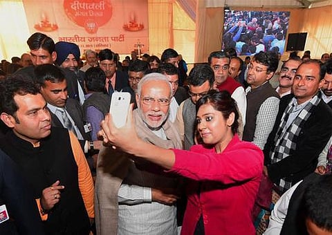 மோடியுடன் செல்ஃபி எடுக்க அலைமோதிய பத்திரிகையாளர்கள்